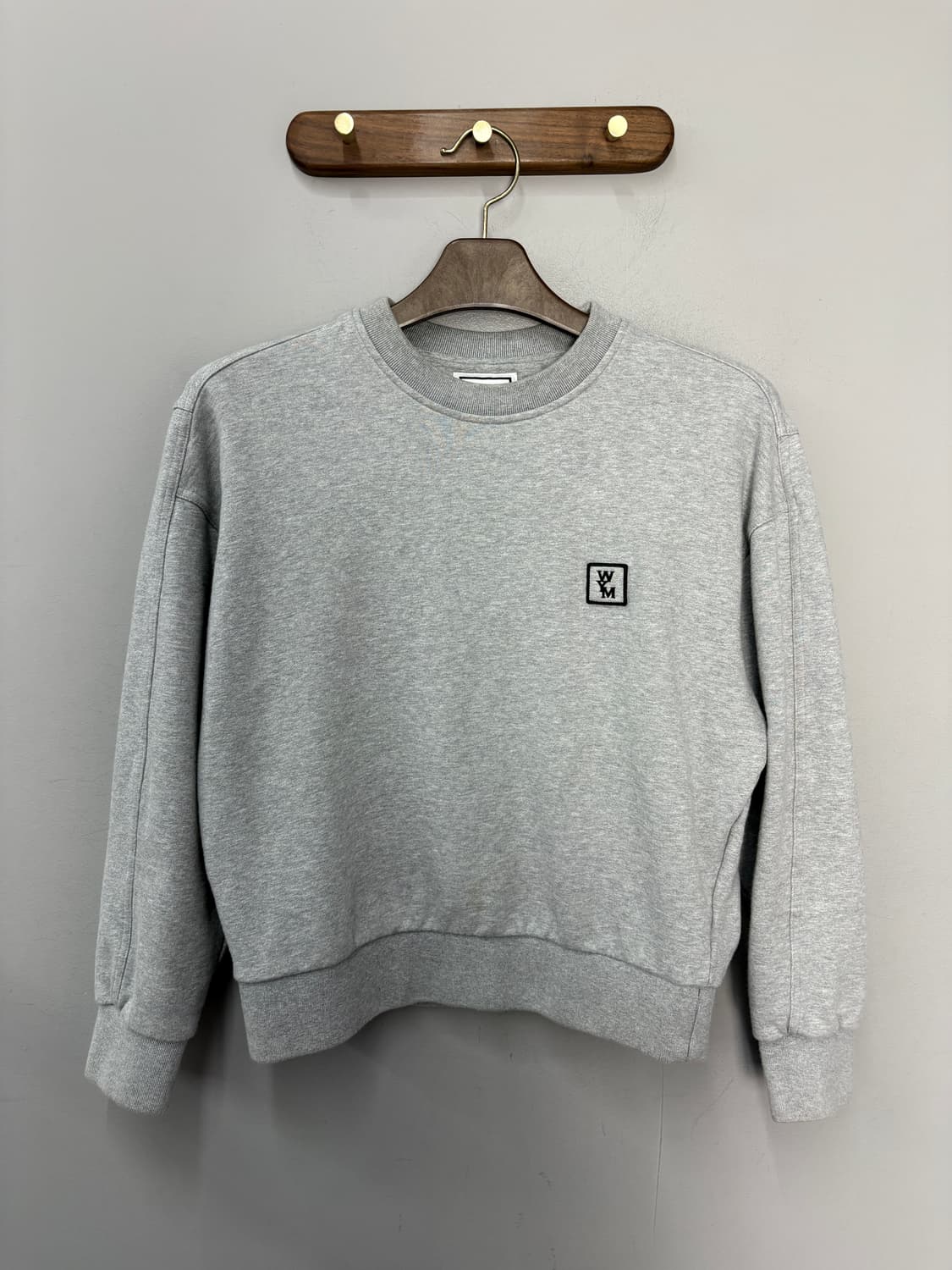 우영미 23FW 백로고 그레이 스웨트 셔츠 A3678 상품이미지2