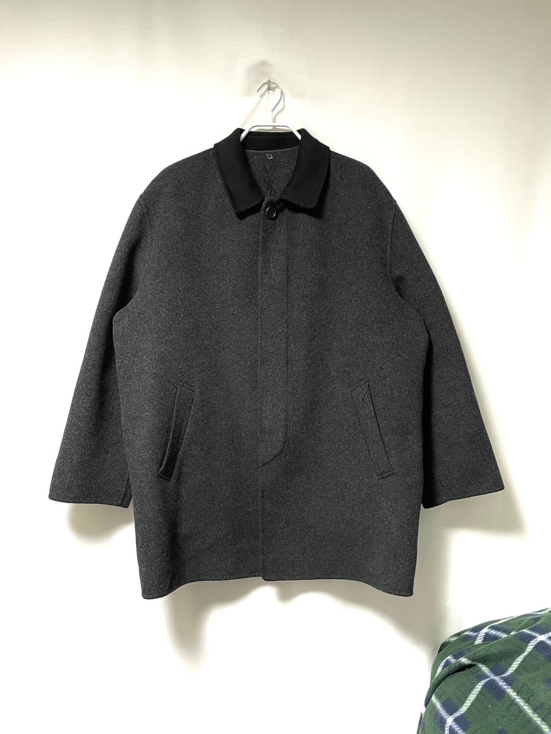 (정품) 입생로랑 남성 여유핏 히든버튼 울 맥코트 _ 차콜 100 상품이미지1