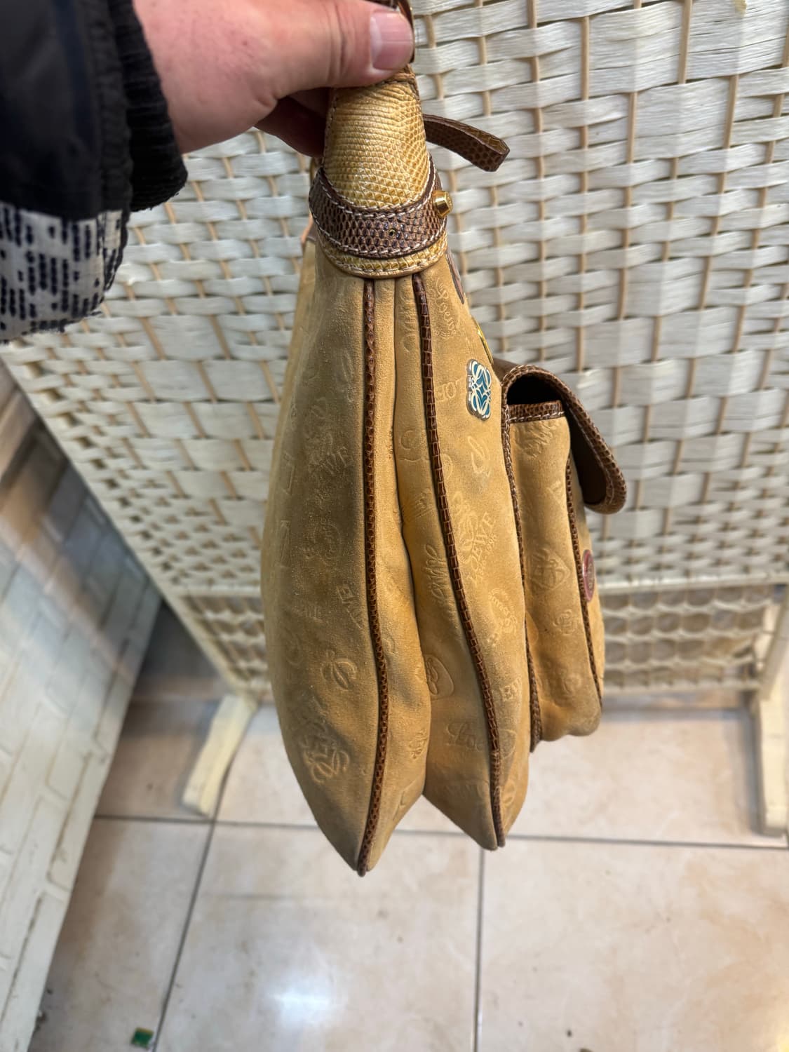 정품 로에베 160주년기념 판 배지 크로스백 팝니다 상품이미지6