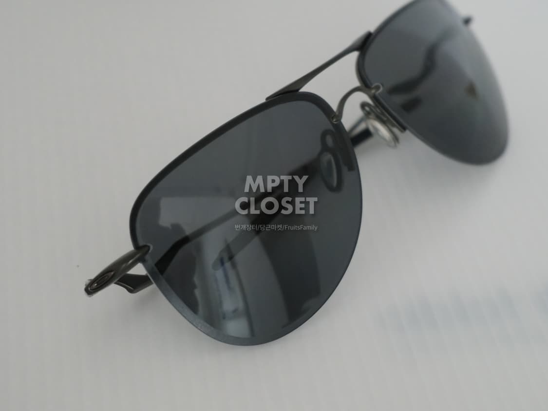 오클리 테일핀 Carbon / 그레이 편광 보잉선글라스 상품이미지6