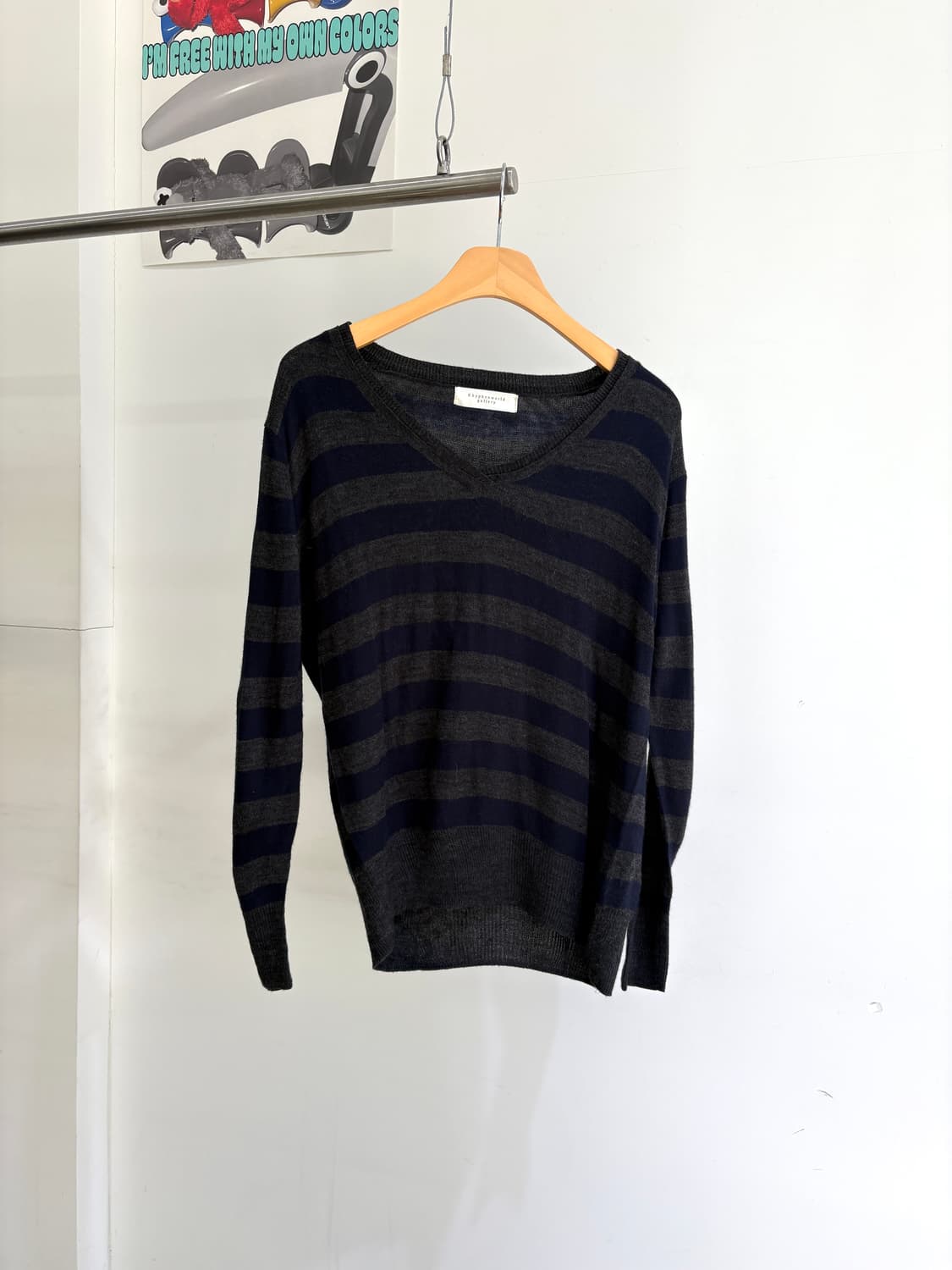 EHYPHENWORLD GALLERY 스트라이프 브이넥 니트 상품이미지1