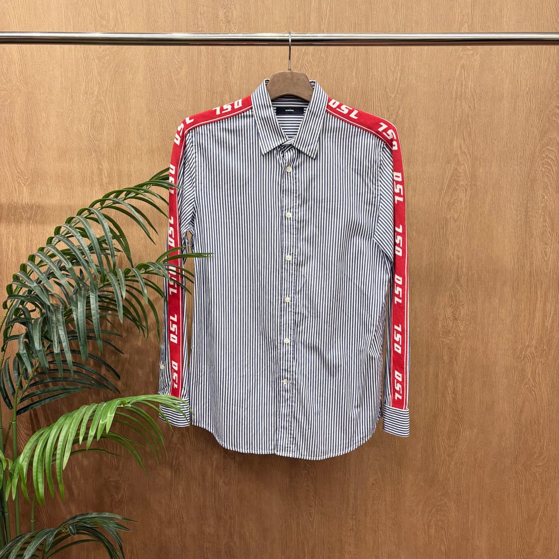 디젤 코튼 긴팔 셔츠 스트라이프 패턴 레드 로고 테이프 자수 디테일 블루 상품이미지1