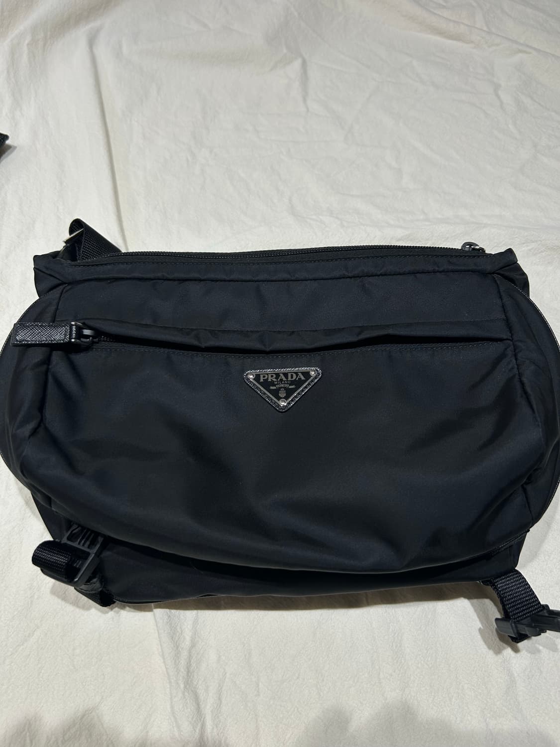 프라다 바이커백 미듐사이즈 상품이미지3