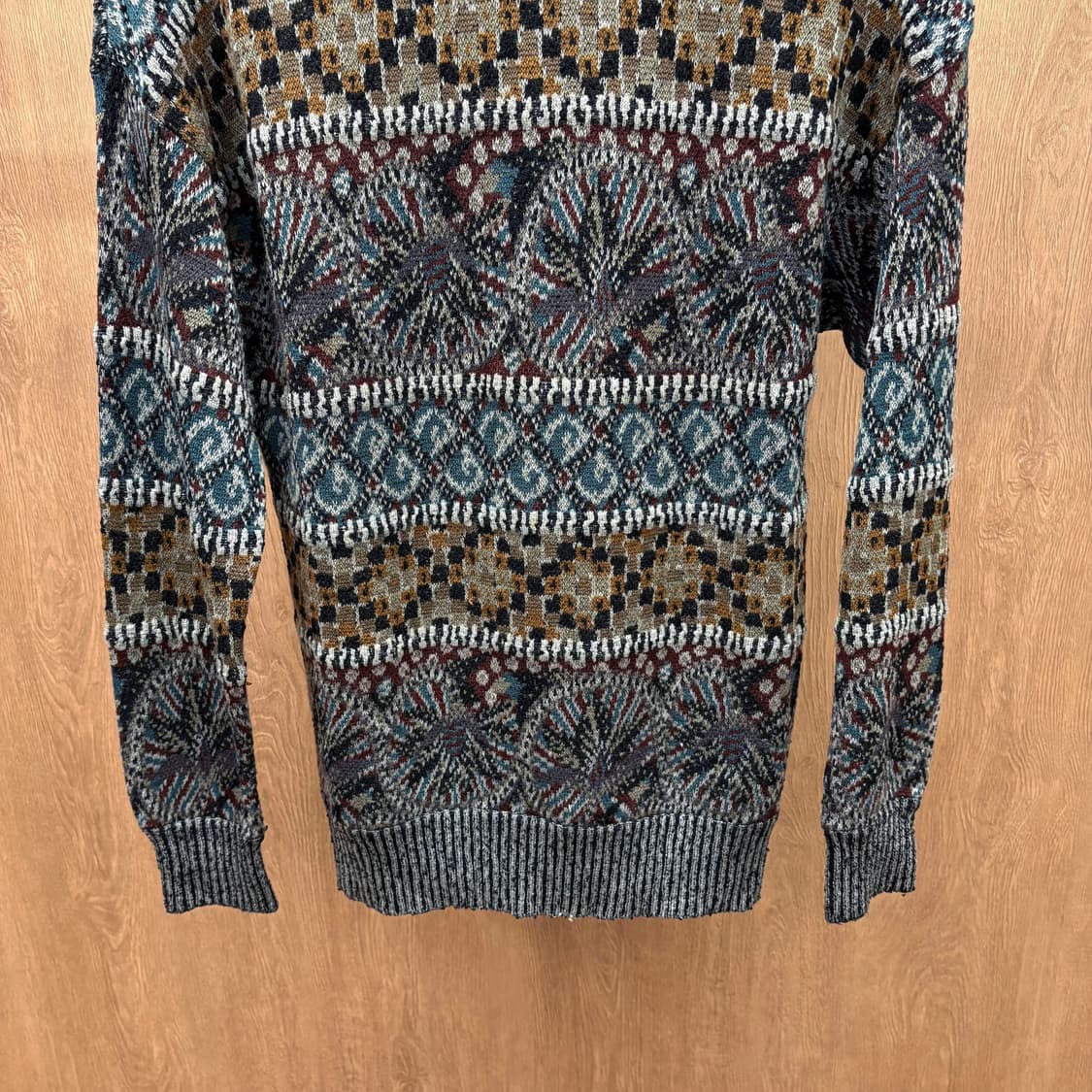 미쏘니 라운드넥 긴팔 니트 자카드 아트워크 패턴 디테일 레귤러핏 차콜 상품이미지5