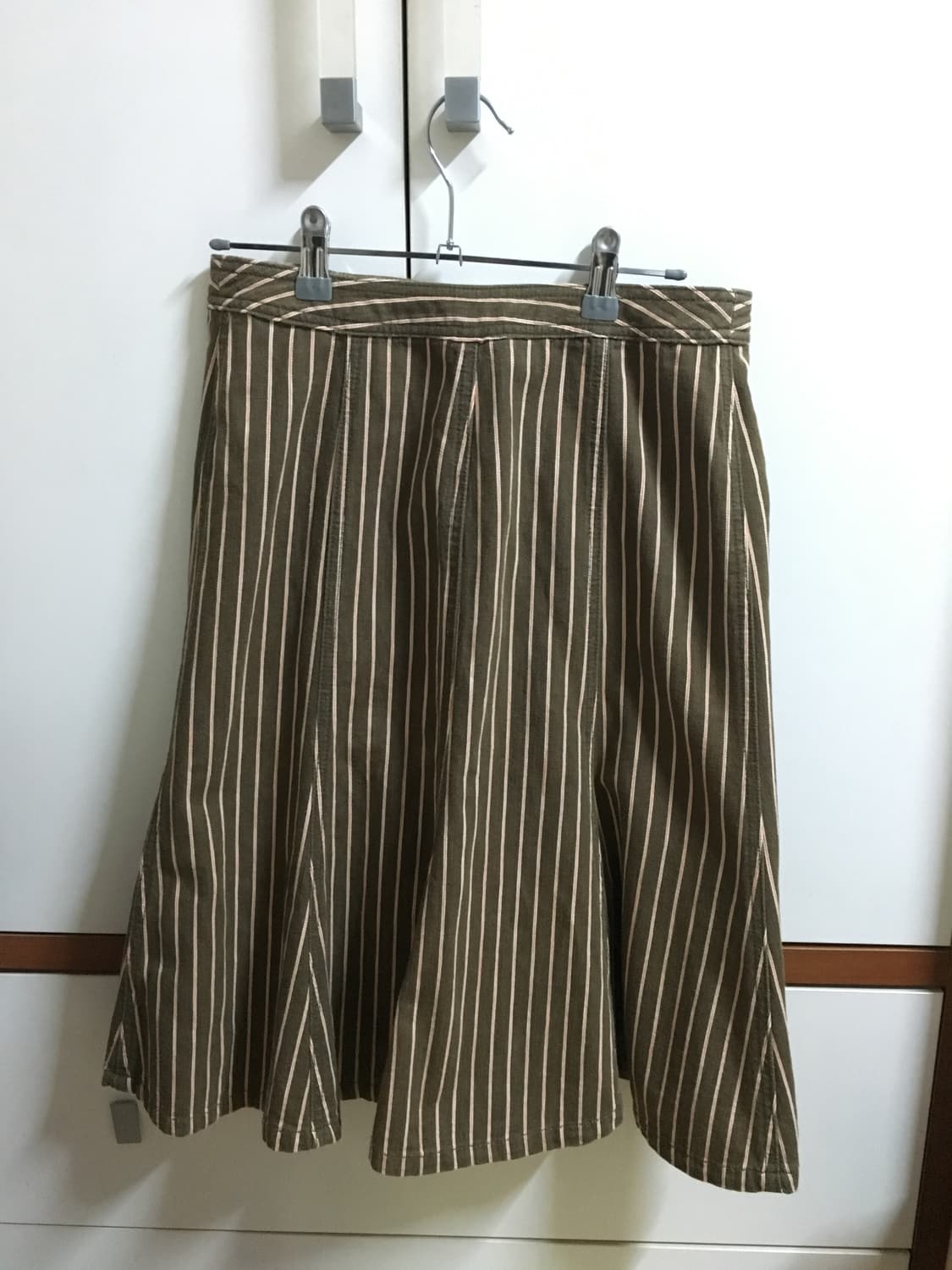 스트라이프 미디스커트 상품이미지1