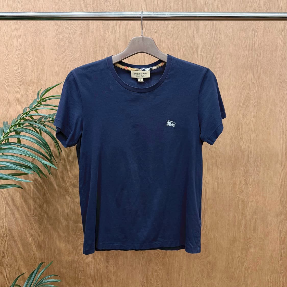 버버리 런던 반팔 티셔츠 라운드넥 로고 자수 무지 디테일 레귤러핏 네이비 상품이미지1