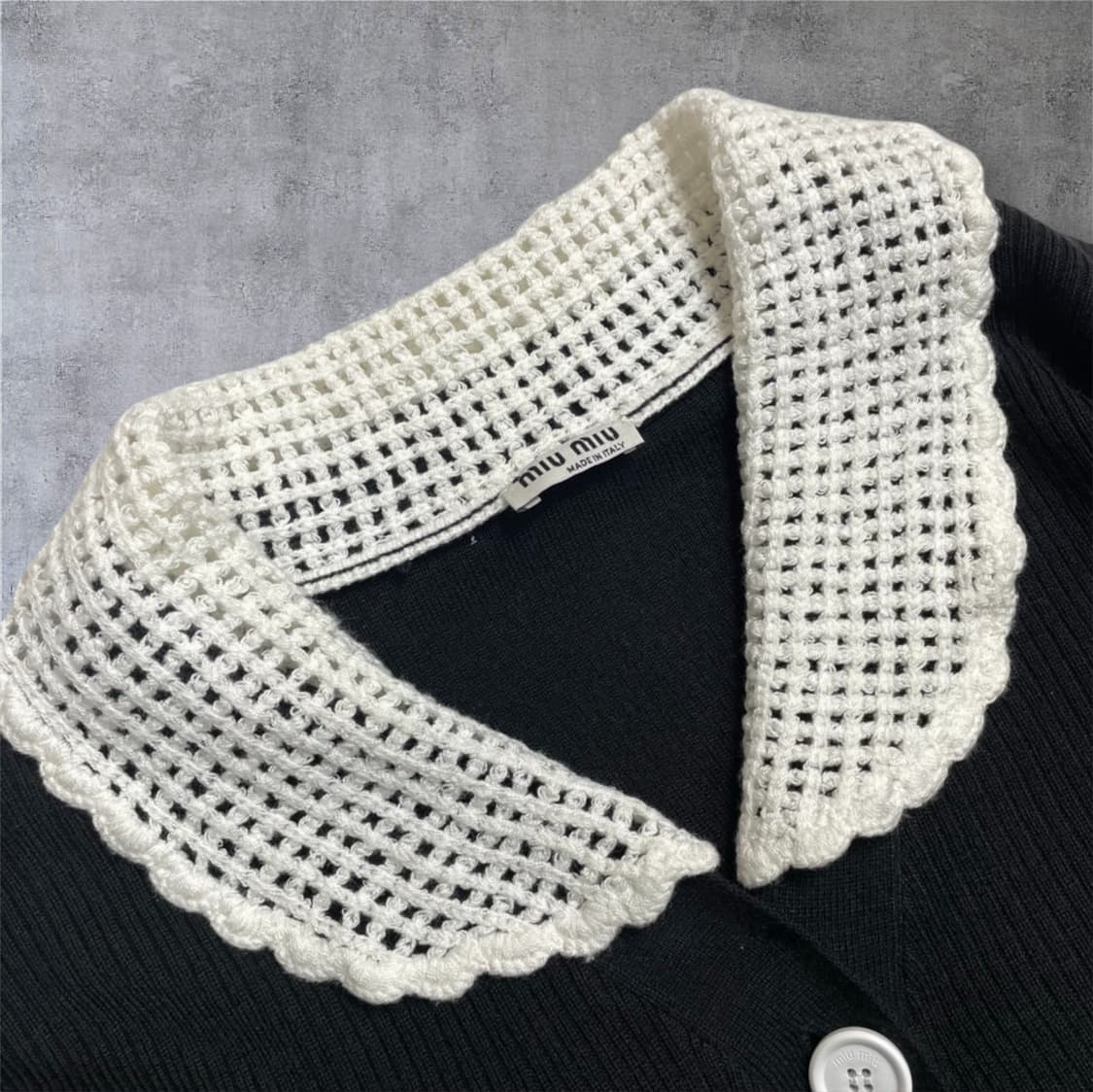 미우미우 Miu miu 콘트라스트 카라 크롭 벌룬 가디건 S 상품이미지3