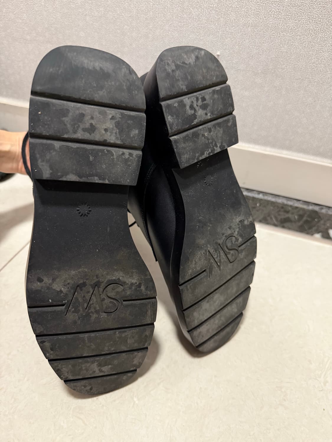 스튜어트 와이츠먼 맥켄지 부티 상품이미지5