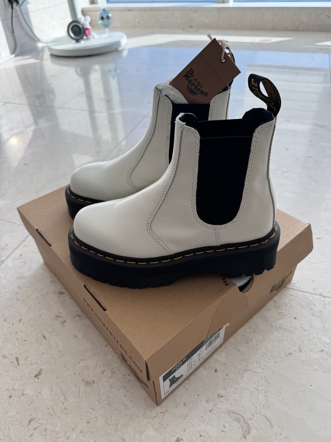 닥터마틴 화이트 첼시부츠 uk 4 새상품 Ssense 구매후 보관만 한  상품이미지5