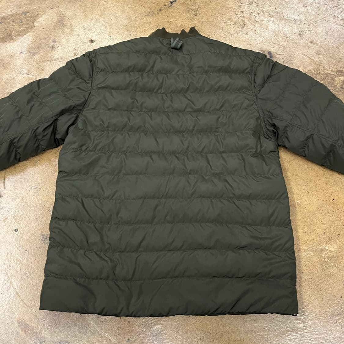 아디다스 카키 하늘 로고 경량 숏패딩  상품이미지4