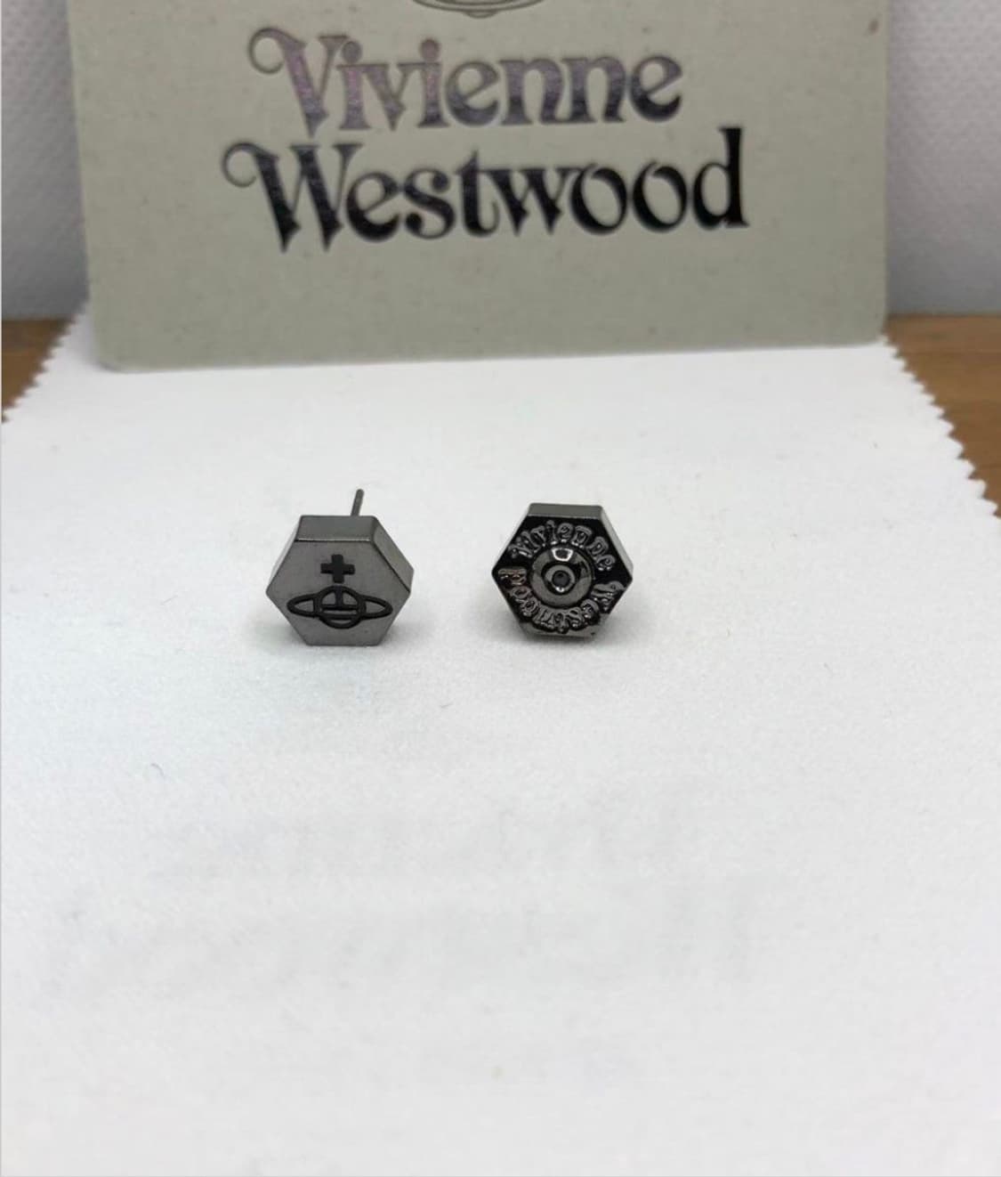 비비안웨스트우드 아카이브 orb 각인 그레이실버 못 귀걸이 상품이미지4