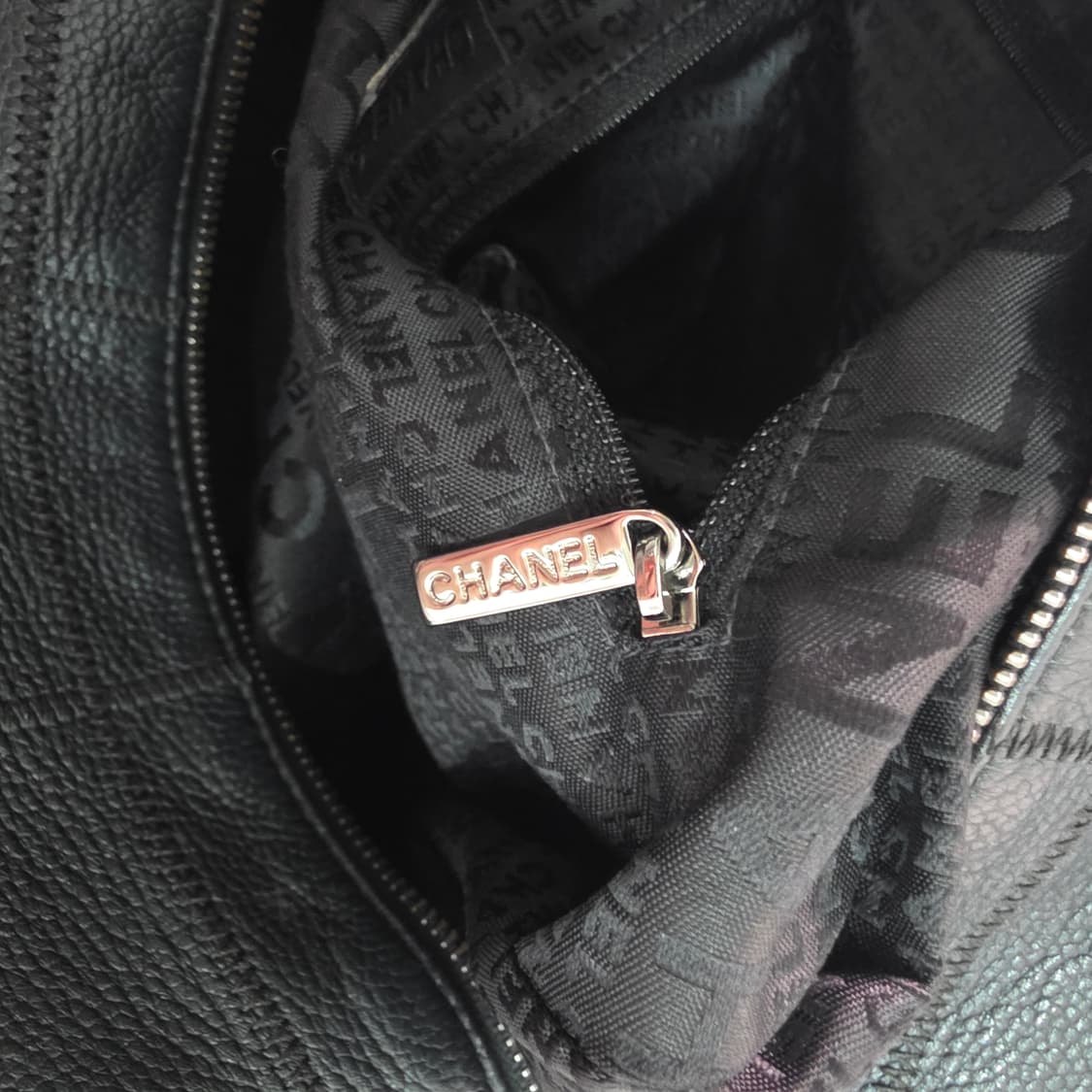 샤넬 은장 캐비어 스킨 cc로고 보스턴 볼링백 상품이미지9