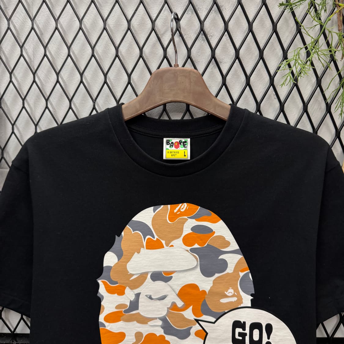 베이프 후쿠오카 반팔 티셔츠 전면 고 에이프 카모 로고 디테일 블랙 상품이미지3