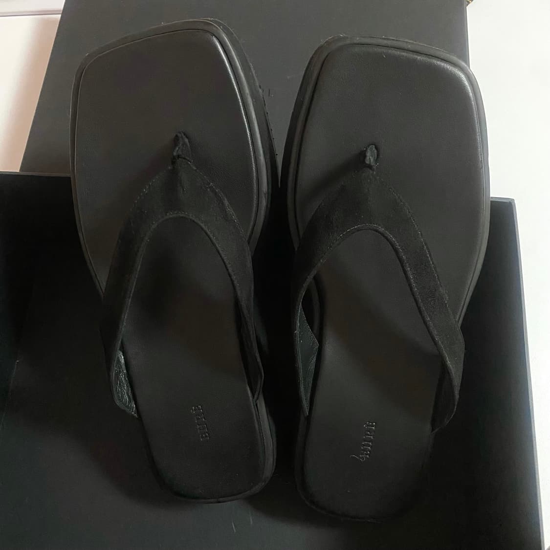 에레 스웨이드 플립플롭 Ehre suede flip-flops 상품이미지2