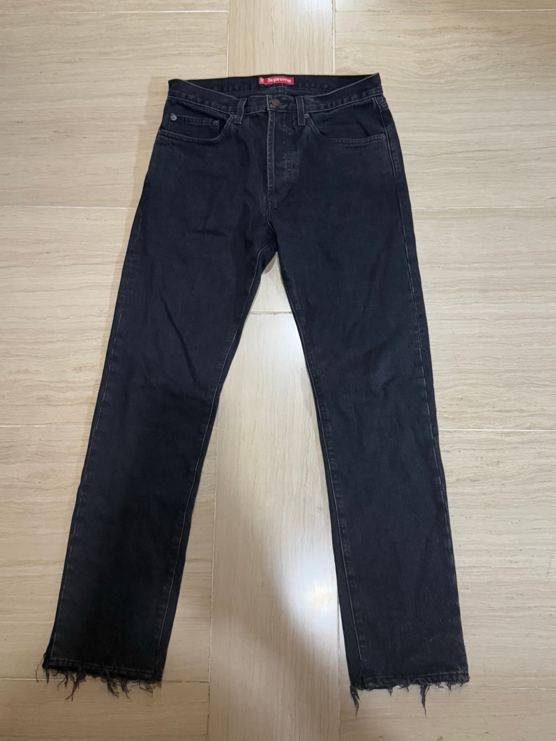 슈프림 디스트레스드 블랙탭 슬림핏 블랙진 상품이미지1