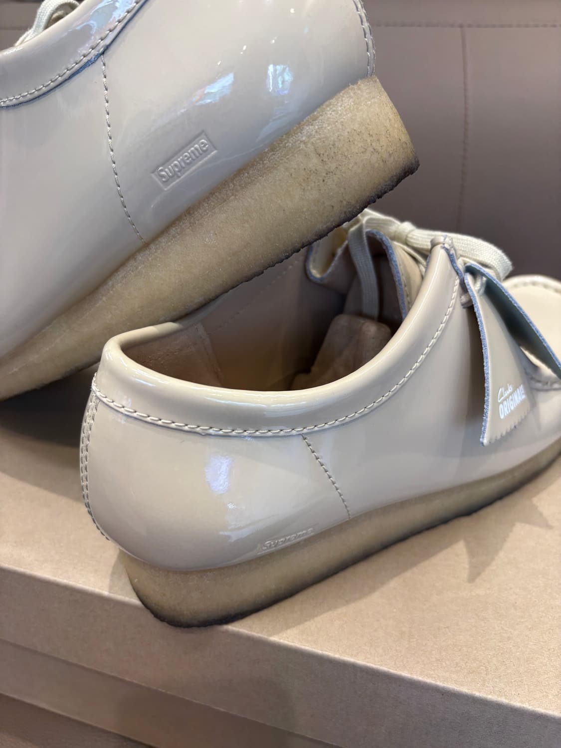 클락스 x 슈프림 페이턴트 레더 왈라비 상품이미지8