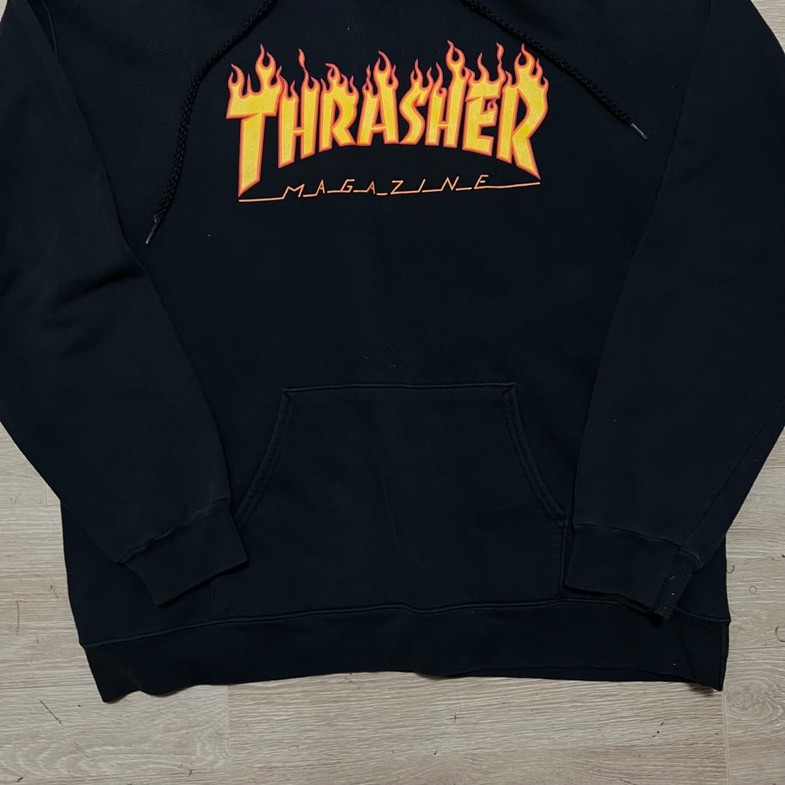 트래셔 시그니처 불꽃 빅로고 프린팅 후드 티셔츠 [블랙] M/95 상품이미지3