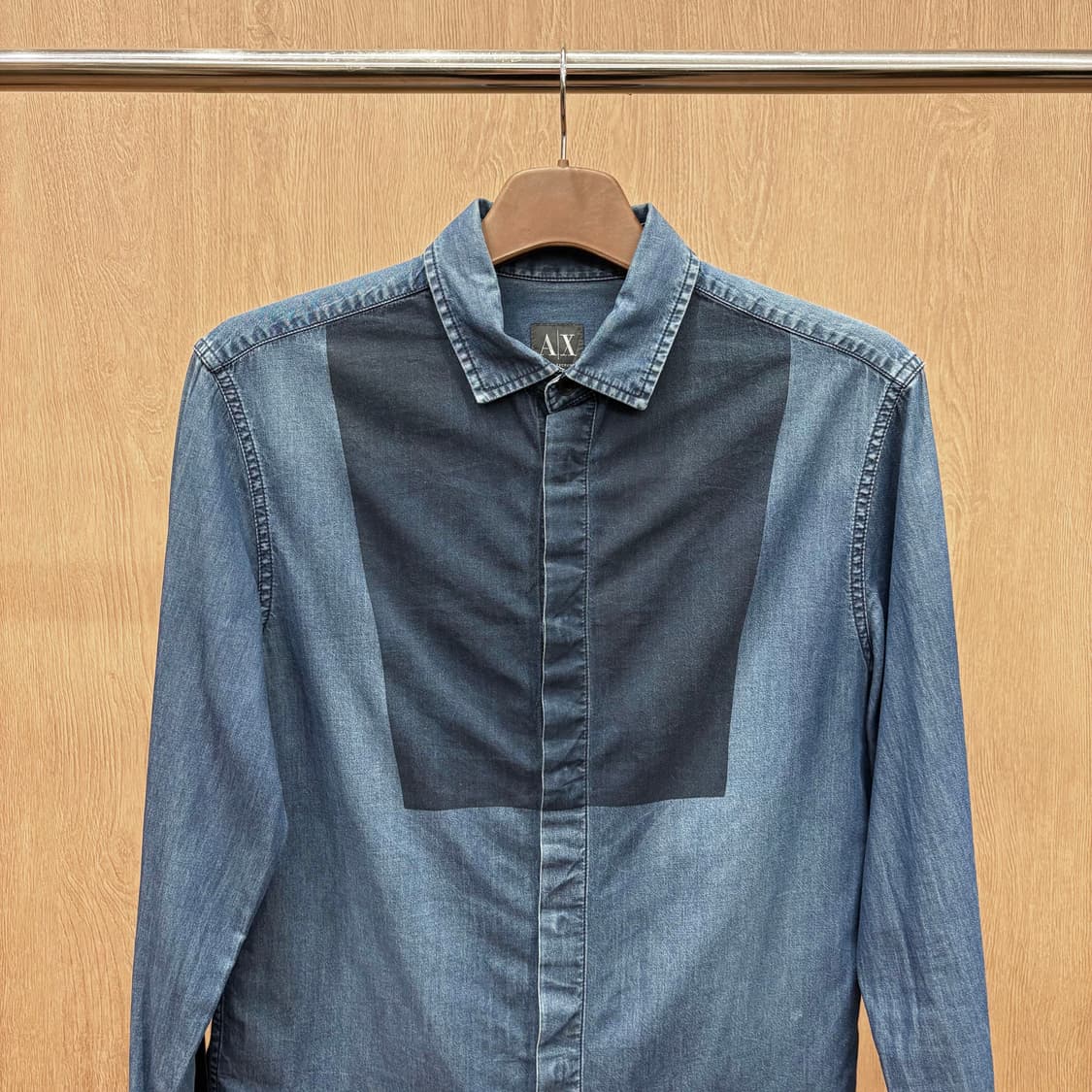 아르마니 익스체인지 코튼 데님 긴팔 셔츠 투톤 패널 배색 디테일 진청 상품이미지4