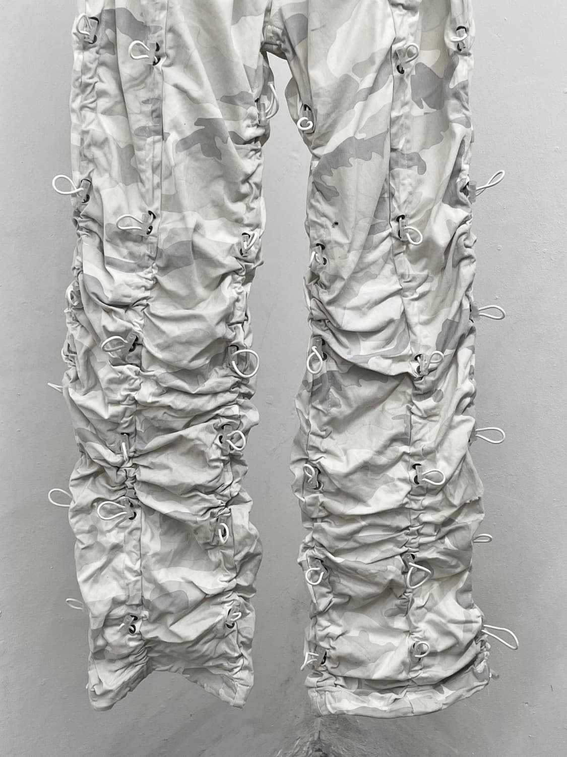 스모크라이즈 화이트 카모 스토퍼 디테일 팬츠 상품이미지7