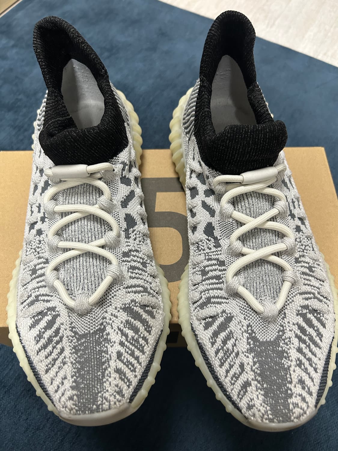 아디다스 이지부스트 350 V2 상품이미지1