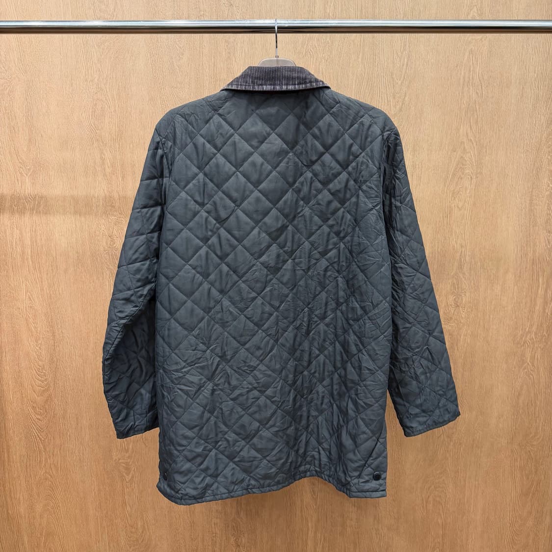 바버 경량 퀄팅 자켓 코듀로이 카라 스냅 버튼 패치 포켓 디테일 브라운 상품이미지3