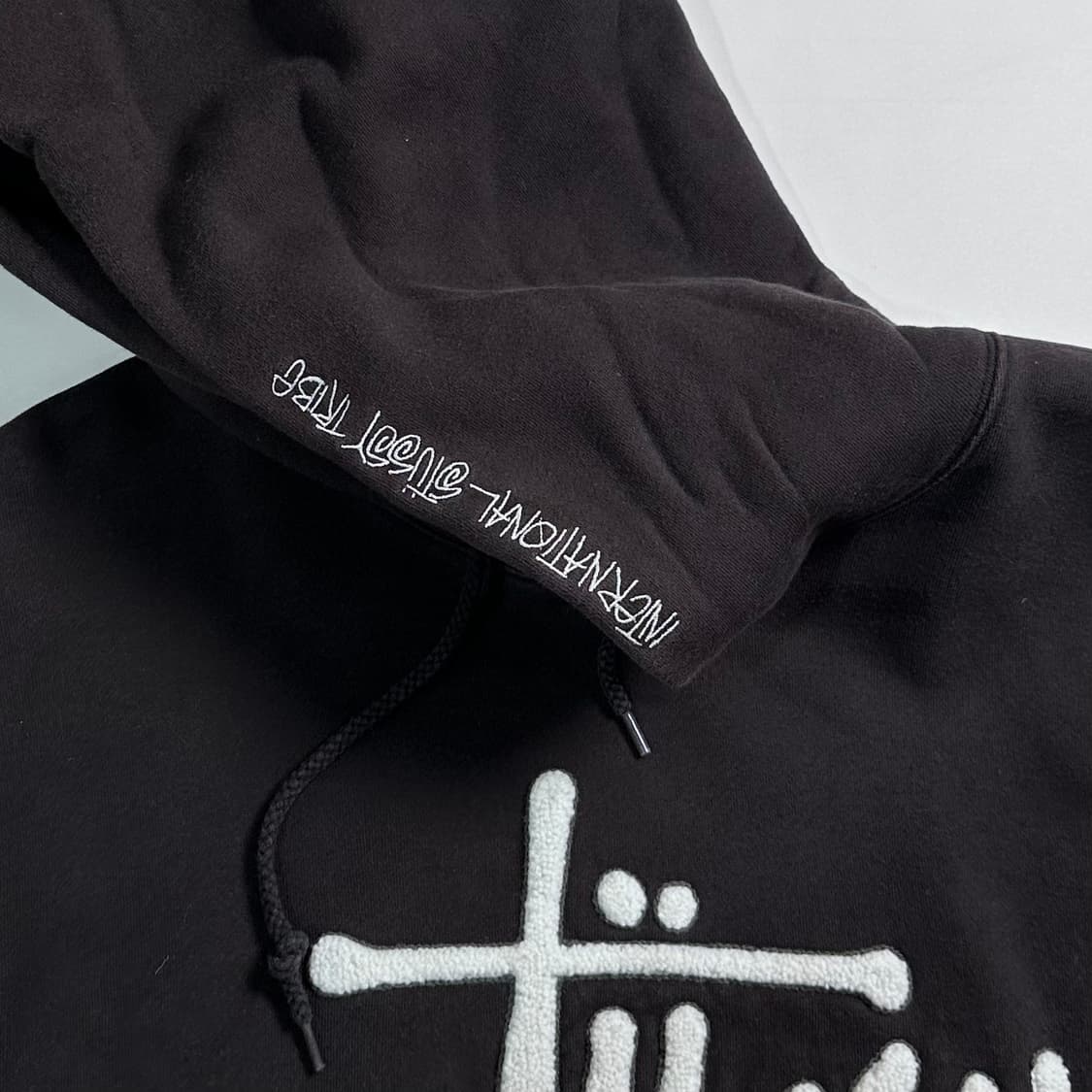 스투시 플리스 로고 블랙 후드 티  상품이미지4