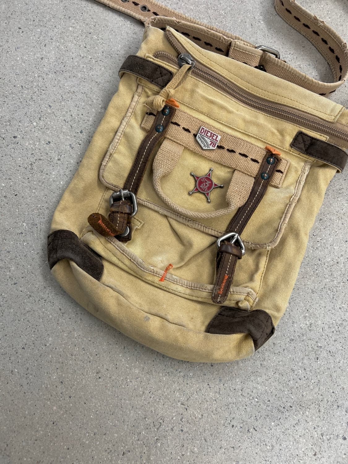 디젤 아카이브 밀리터리 캔버스 크로스백 상품이미지3