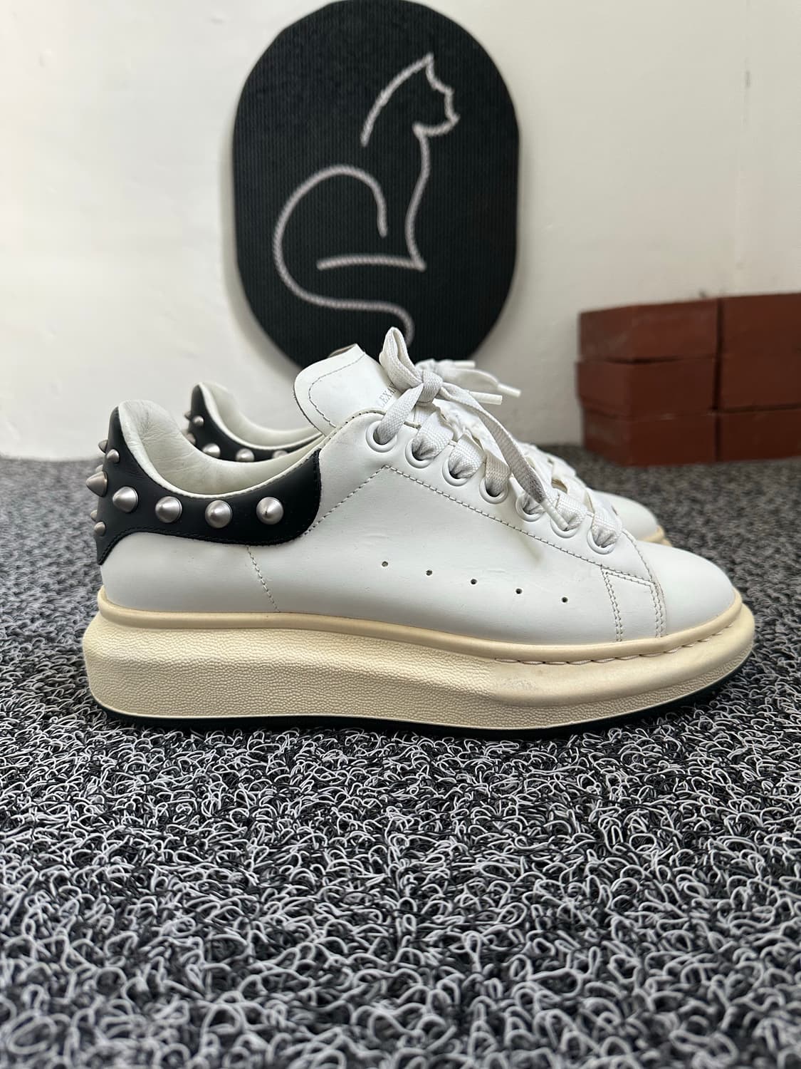 알렉산더 맥퀸 스터드 오버솔 스니커즈 39/240 상품이미지6