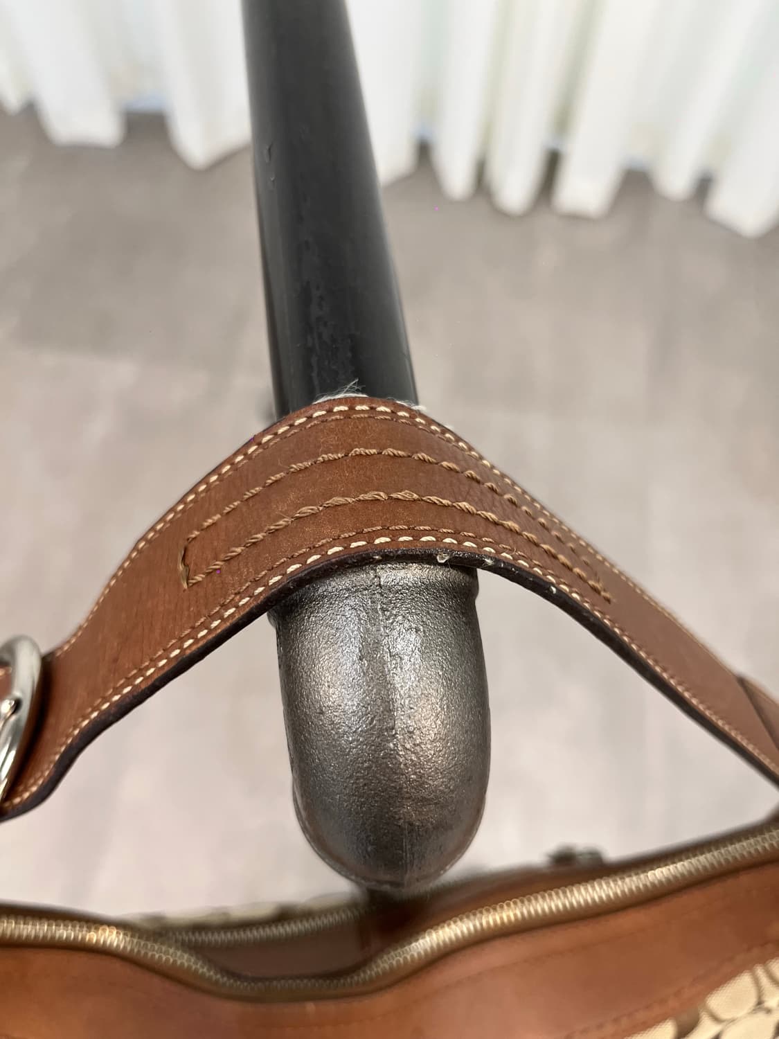 Coach Beige Half Moon Bag 상품이미지6
