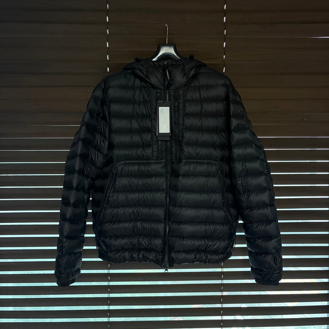 [XL] C.P. 컴퍼니 D.D. 쉘 고글 다운 자켓 블랙 - 24FW 상품이미지1