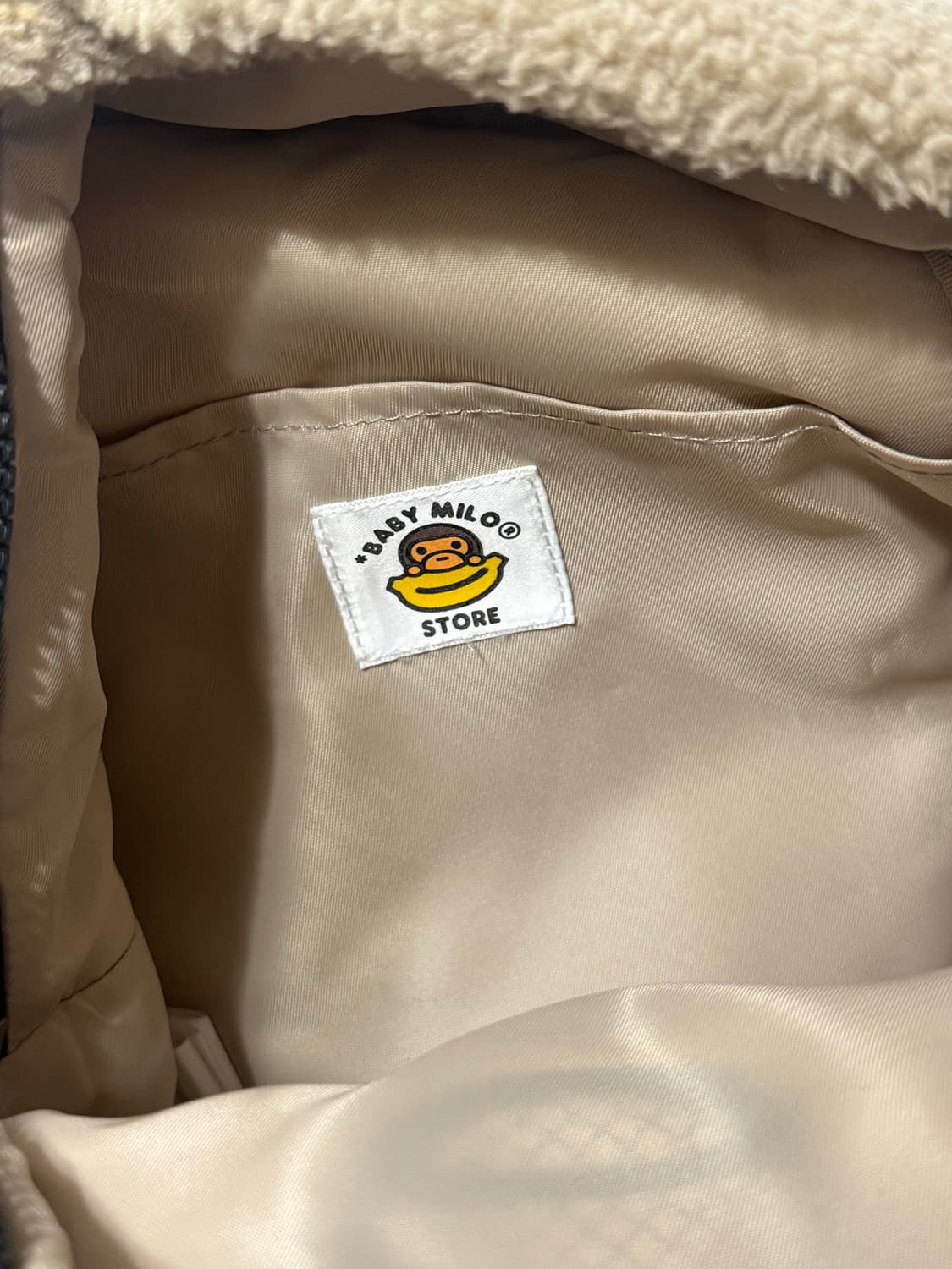 베이프 베이비마일로 미니 퍼 백팩 베이지 상품이미지5