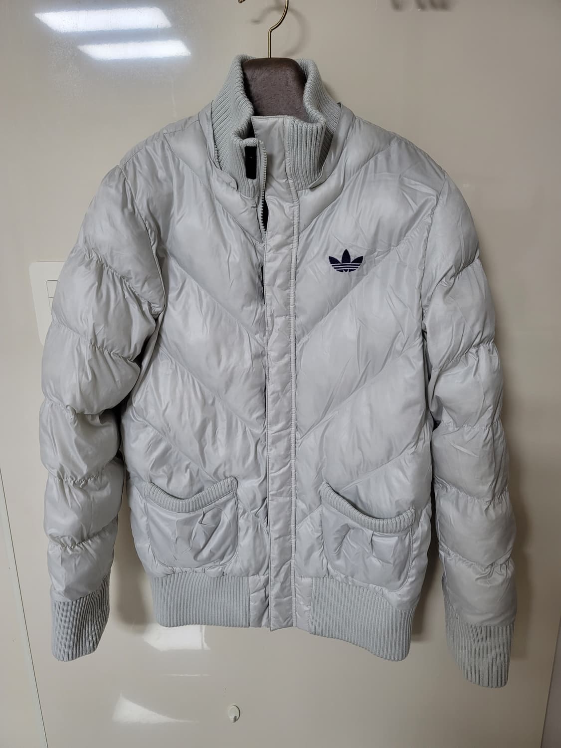 아디다스 연실버 패딩 100사이즈 상태극상
 상품이미지1
