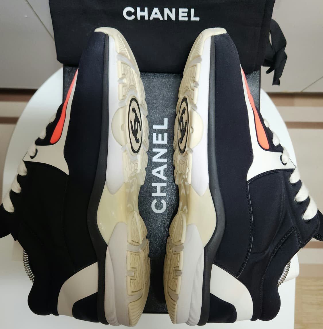 [정품]샤넬 스니커즈 운동화 CC로고 로우탑 블랙/화이트/오렌지 36.5 상품이미지4