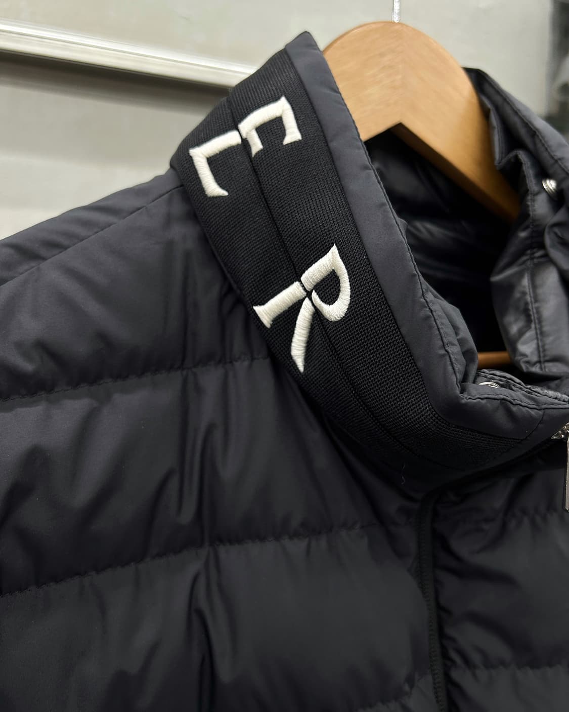 몽클레르 아키오 구스다운 패딩 *샤이보이토비 착용* 상품이미지6