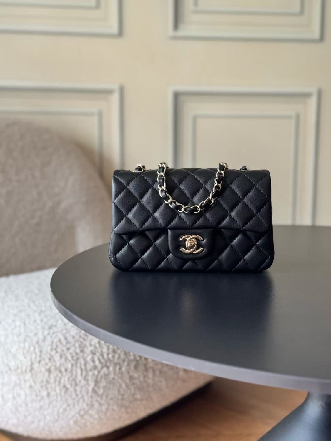 샤넬 미니 플랩백 램스킨 & 골드 메탈 블랙 상품이미지1