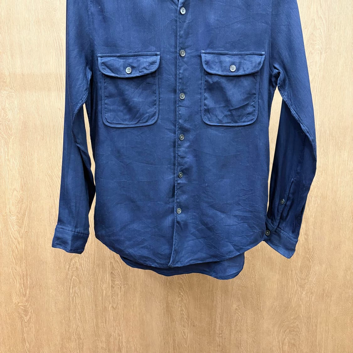 띠어리 린넨 긴팔 셔츠 더블 플랩 포켓 버튼 심플 디테일 네이비 상품이미지5