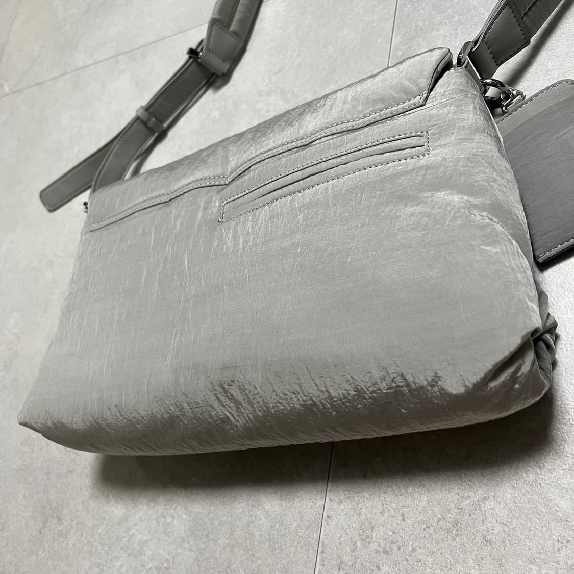 스탠드오일 플러피 코지 나일론 메신저백 그레이 상품이미지4