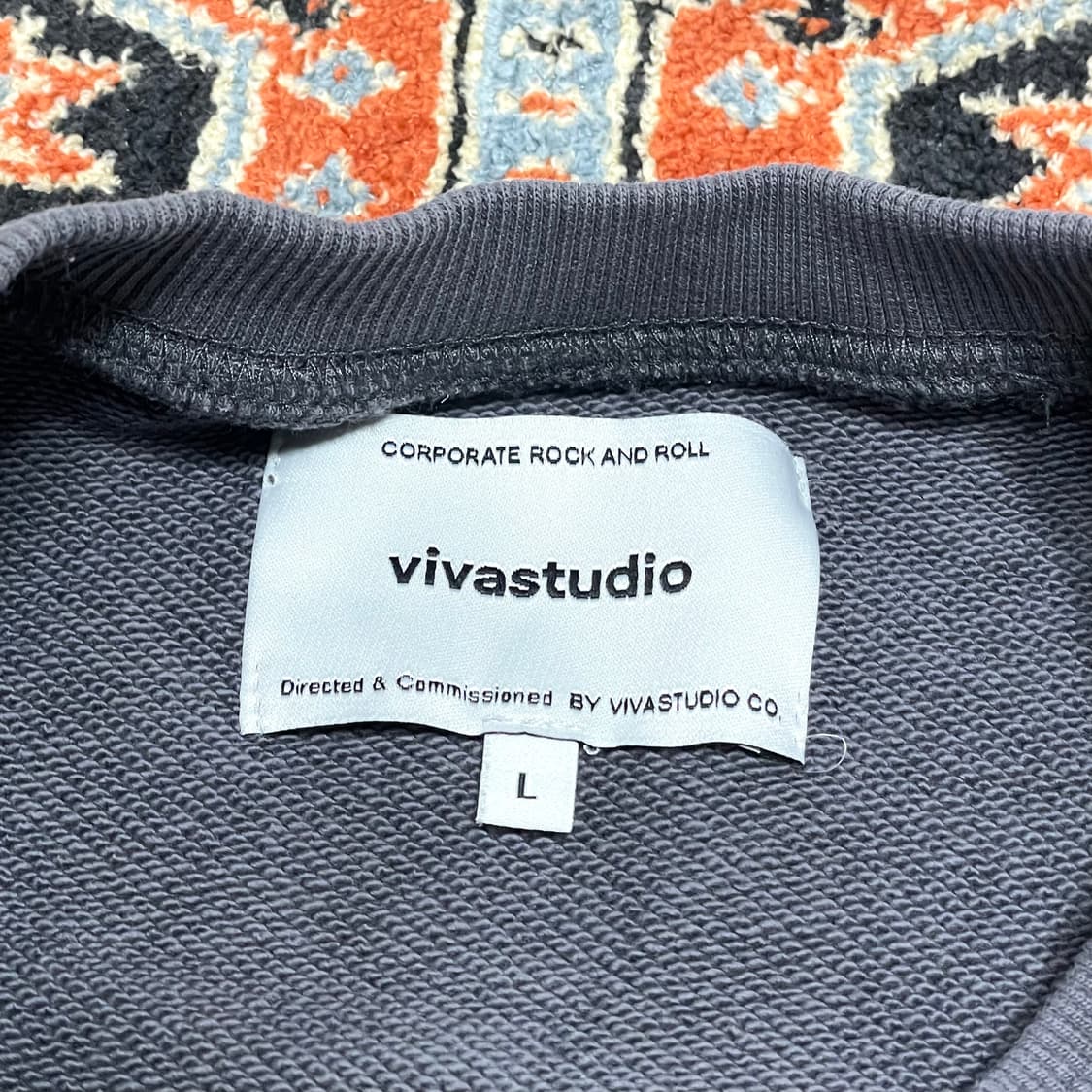 비바스튜디오 스펠로고 차콜 맨투맨 남성L 상품이미지5
