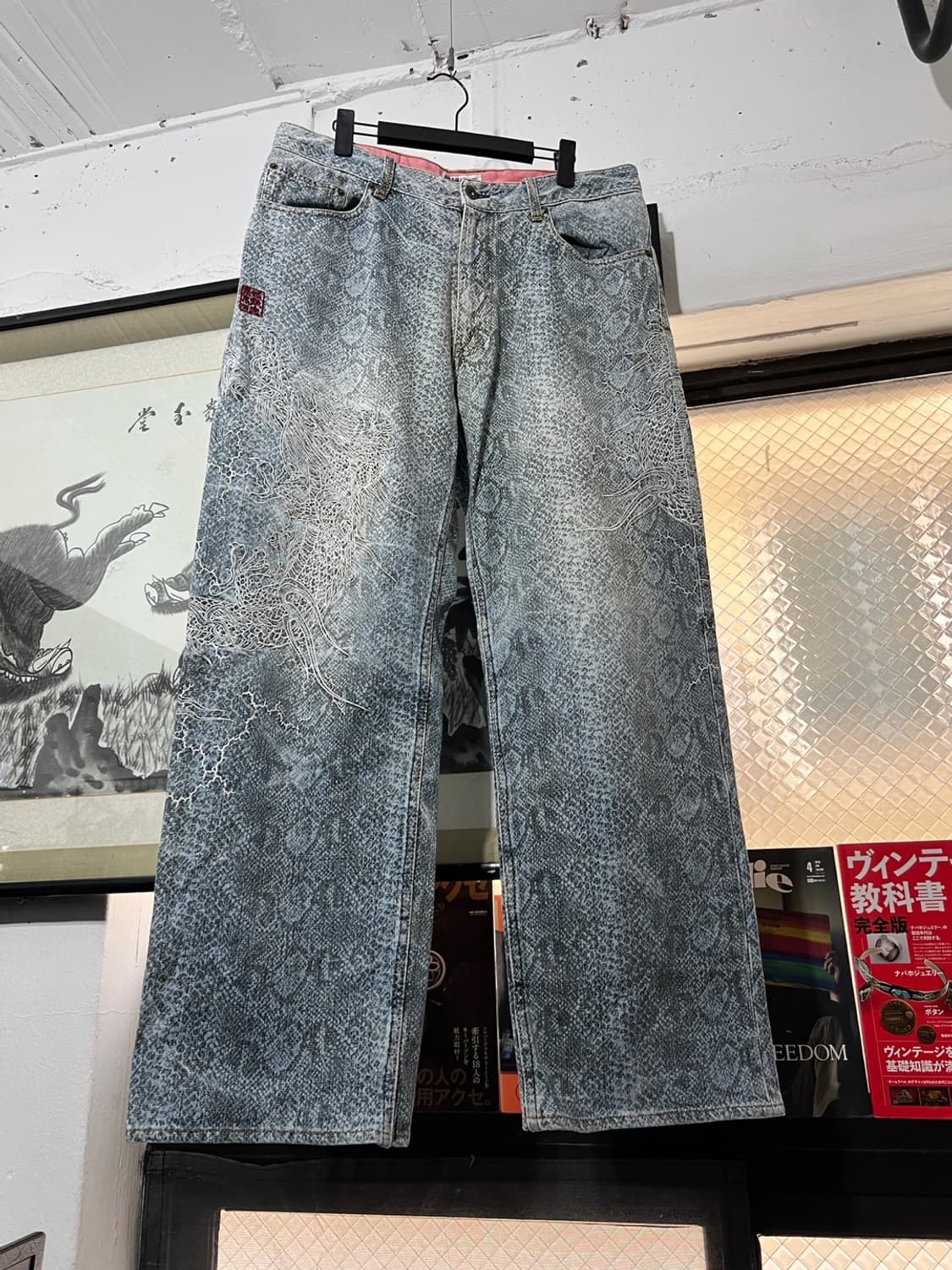 카라쿠리 타마시 파이톤 패턴 용 자수 데님 팬츠 상품이미지2