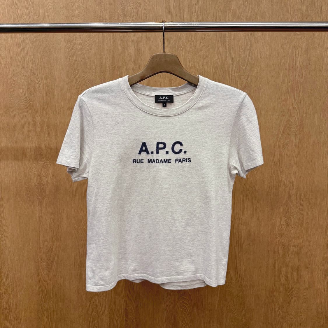 아페쎄 로고 자수 레터링 반팔 티셔츠 크루넥 라인 그레이 상품이미지2