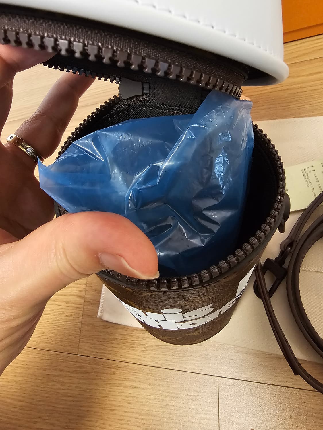 루이비통 버질아블로 한정판 커피컵 크로스백 (새상품) 상품이미지9