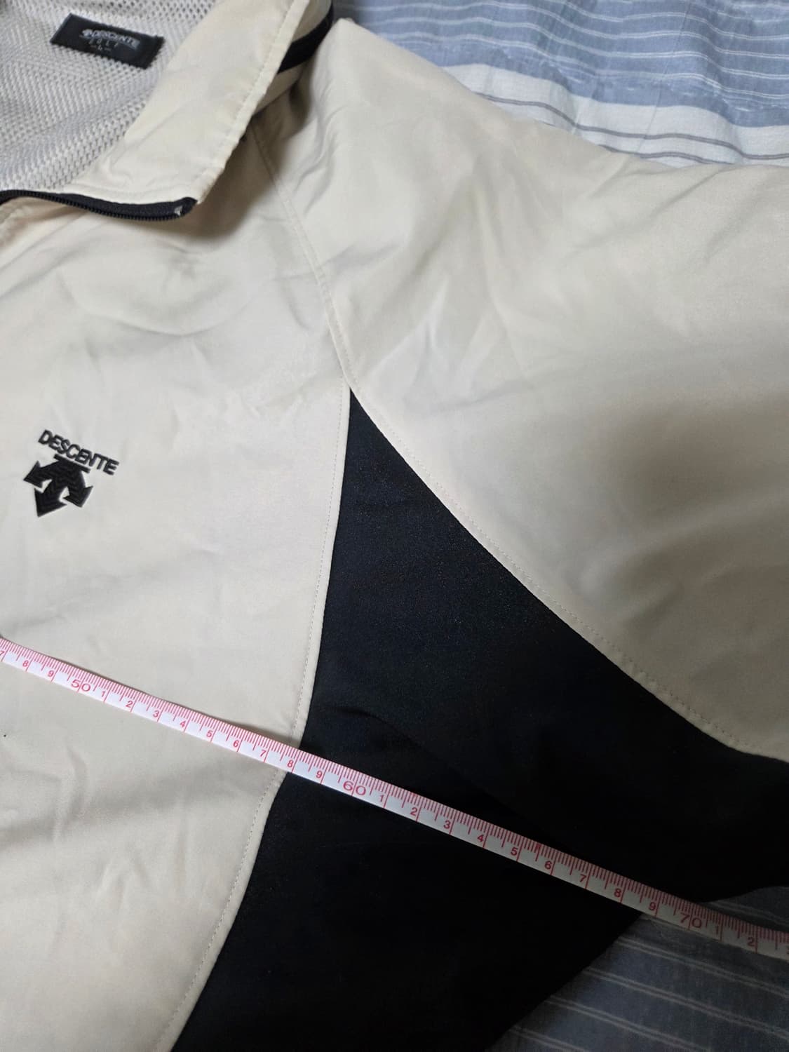 데상트 아이보리 후들후들 바람막이 상품이미지5