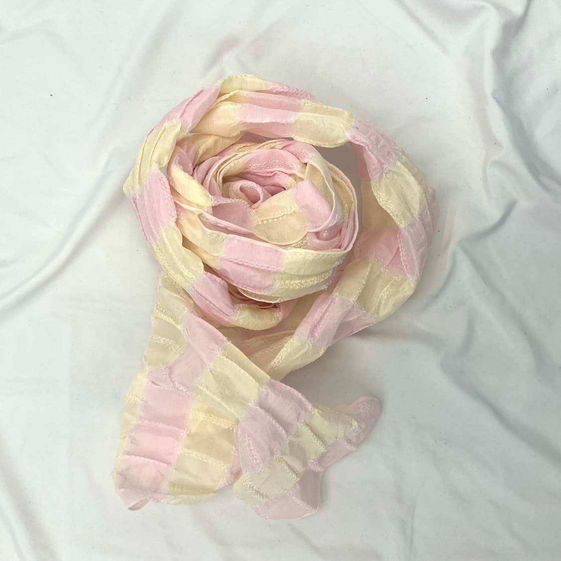 A pink and cream crinkled gauze scarf 상품이미지1