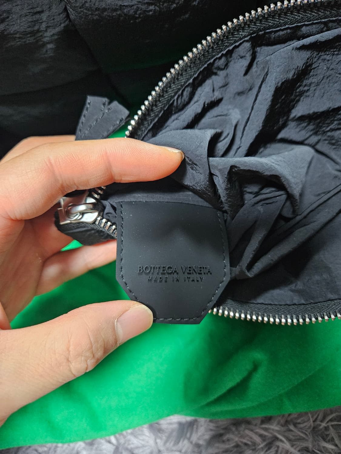 보테가 베네타 패딩 카세트백 블랙 상품이미지7