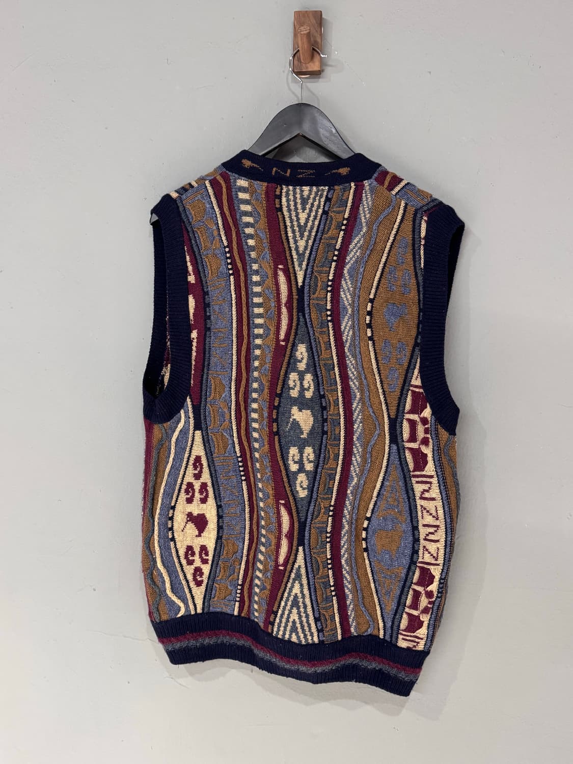 Snowy Peak 3D 케이블 패턴 니트 베스트  상품이미지3