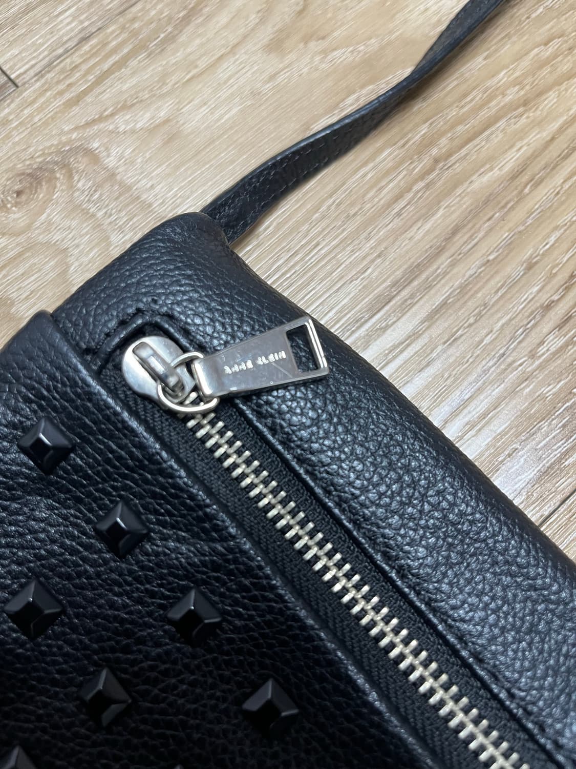 앤 클라인 스터드 소가죽 크로스백 상품이미지3