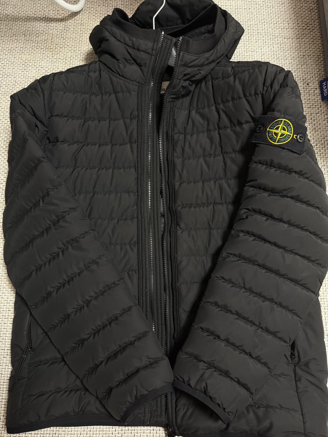 새상품급 신형 스톤아일랜드 경량패딩 M 상품이미지1