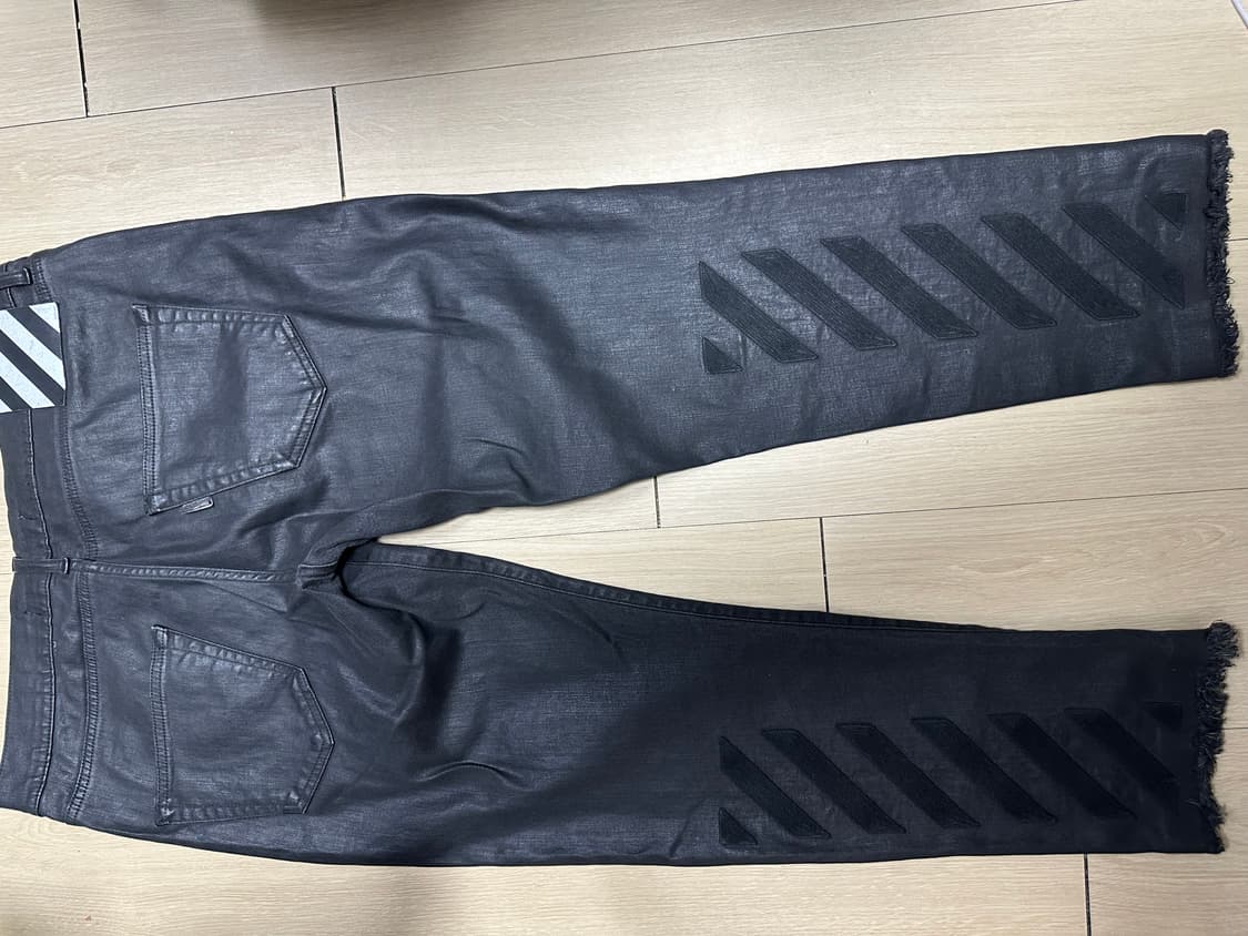 오프화이트 블랙커팅 크롭진 상품이미지2