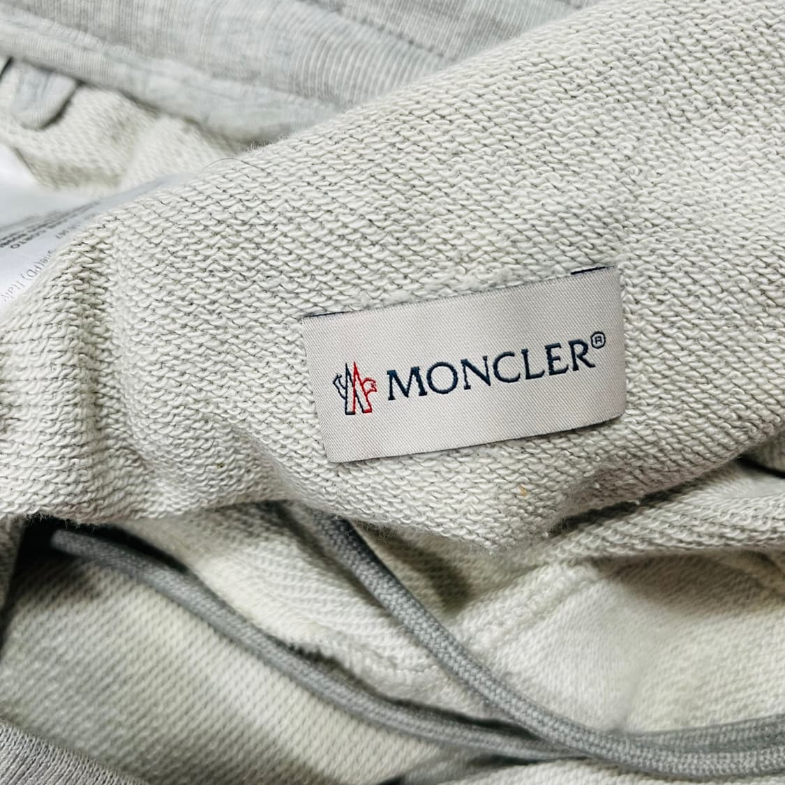 몽클레어 삼선 디자인 스몰 로고 패치 숏 하프팬츠 상품이미지7