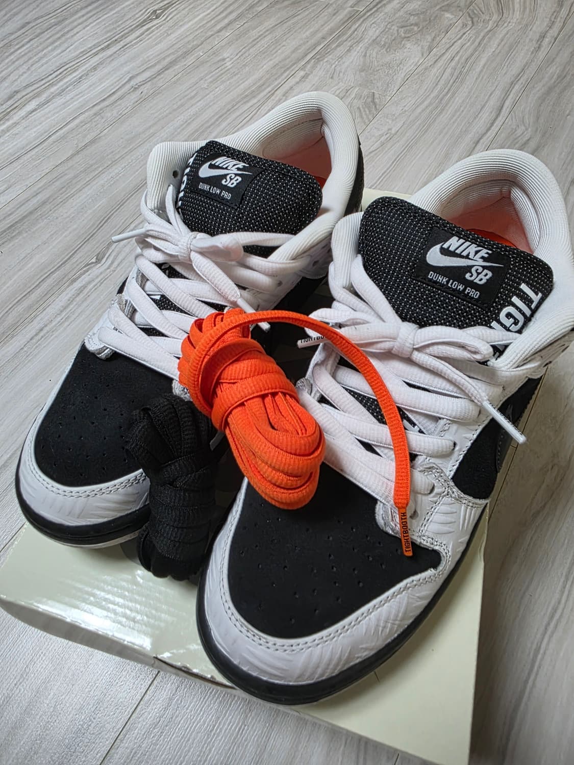 [275] 나이키 x 타이트부스 sb 덩크로우 프로 블랙 앤 화이트 상품이미지1